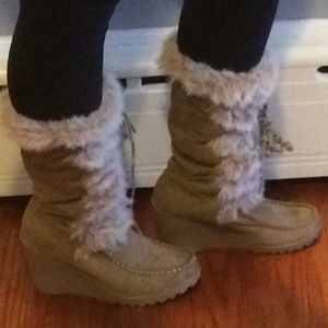 *SOLD* Tan faux fur heel boots size 9m